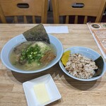 支那そば餐休 - 料理写真: