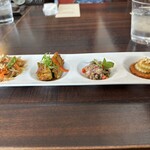 357301912 - 右から　タイ風さつま揚げ　豚挽き肉のイサーン風和え物　鶏肉のグリル　グリーンパパイヤのサラダ