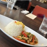 357301920 - 横から見た　鶏肉とカシューナッツの炒め
                      　　　　　　タイ ジャスミンライス　　　　　　　　　　タイ米が富士山型で量が多かったです。