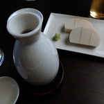 板わさに熱燗。あの日もこうやって呑んでました。