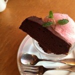 PINY - バラのアイスとチョコレートケーキ