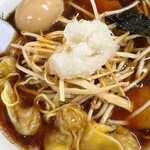 寿ラーメン - チャーシューワンタンメン大盛、味付き玉子、もやし　真ん中は大根おろしではなくおろし玉ねぎの薬味です