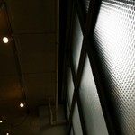 カモシカ書店 - 大正モダンな窓ガラス