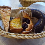 アルティジャーノ - 左からレーズンケーキ、スイートポテト、ダークチェリー、ドーナツ