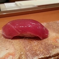 鮨 おさむ - マグロ三部作の１つ。煎酒浸け