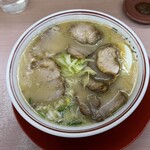 拉麺男 - 朝ラーチャーシュー800円　チャーシューは10枚入っていた。