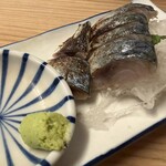 立呑み 晩杯屋 - 料理写真:炙りしめさば　220円