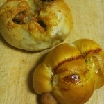 豊島屋 売店 - きんぴらチーズ、ミニウインナーロール