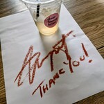 dear honey lover, - オーナーのメイナードさんがいらしたので、とっさに口紅でサインいただきました！なんとボーリングのスコア表の裏側…ペンも持ってないしで…メイナードさんも初めてと笑ってました笑