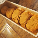 覚王山フルーツ大福 弁才天 - 料理写真:外観はきな粉餅ですが
