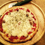 自家製のクリスピー生地のピッツァ。