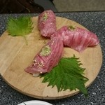 焼肉サンキュー - 牛の握り(一つ食べた後です・・)