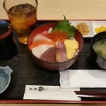 海鮮丼の浦島 - おまかせ海鮮丼（８５０円）です。