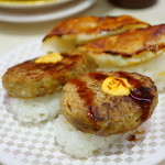 魚べい - チーズハンバーグ (¥108)、餃子の握り (¥108)