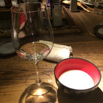 鐵の家 - 日本酒をボルドーワイングラスで… と、お通しの豆乳と酒粕に白菜のお椀