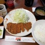 卯作 - ・「ロースかつ定食(\800)」