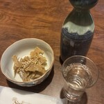夕顔 - お通しのきんぴらと日本酒