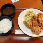 ボンジュール - 鶏の唐揚げ定食　830円