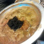 まろ亭 - カレーもつ鍋の〆にはラーメン、生もずく、トンカツでカツカレーもずくラーメン(メニューに無く特別です。)