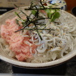 舵屋 - 釜揚げしらすとまぐろのたたき丼