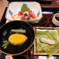 京懐石 みのきち - お椀　桜海老真丈すくい取り
                    　　　　わらび　うど　木の芽
                    
                    向付　鯛　かつお焼霜
                    　　　　甘海老　湯葉