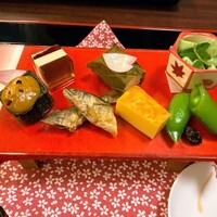 京懐石 みのきち - 前菜　筍木の芽和え　小鮎南蛮漬け
                    　　　スナップえんどうもろみ
                    　　　クリームチーズゼリー
                    　　　よもぎ麩田楽　鯛桜葉寿司
                    　　　花びら百合根　ふくさ卵