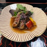 京懐石 みのきち - 焼物　常陸牛照焼き
                    　　　　新玉ねぎ　ベビーリーフ
                    　　　　パプリカ　新芽　山椒伏見