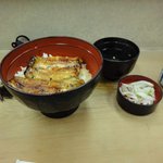 うな正 - 柔々で程よく油が乗った鰻は、あっさり目のタレがかかって美味しく
      鰻自体もさることながら、その下にあるご飯自体も美味しく好感触です。