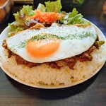 喫茶ノワール - 3色パプリカのピリ辛キーマカレー