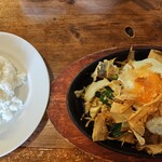 鉄板焼とワイン F.L.a.T - 野菜炒めとライス。他食べ終えちゃったわ