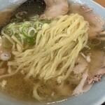 ニューラーメンセンターりゅうちゃん - よ〜く茹でられた麺の様子