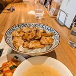 炭火たれ焼肉丼 萬牛カルビ - 希少部位赤身とろ豚丼¥1,190