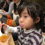 帆掛鮨 - 出汁いくらを食べる娘（15年前：3歳）