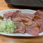 もつ焼き ジョン - ぶ厚くて良く低温調理されているレバトロ刺し。マストバイ！！