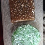 大森屋万頭本舗 - つばきもち　130円　　　いがら饅頭　110円