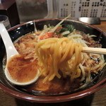 豚蔵 - 2015年3月8日(日)　日曜限定「味そ蔵」超濃厚豚骨味噌らーめん(並盛)800円　麺リフト