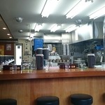 俺のラーメン あっぱれ屋 - 厨房、金髪がよく似合う店主さん