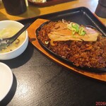 中国料理味神館 - 鉄板黒炒飯　1023円(税込)