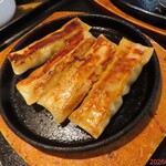 中国料理味神館 - 鉄鍋棒餃子(4個)　484円(税込)