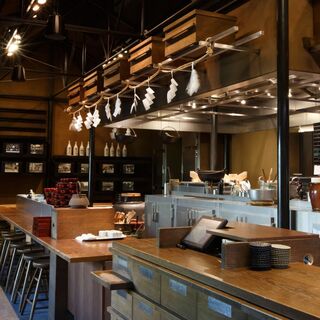 歴史とモダンが融合する開放的な店内
