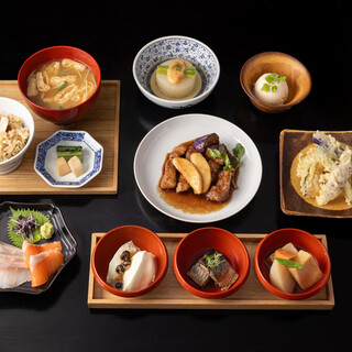 地元食材の旨味を活かした寄り付き料理