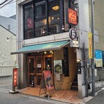パブアンドバー ピック - 広島電鉄本通電停から徒歩3分の「PUB and BAR PIC」さん
2019年開業、店主さんのワンオペ
外観はガラス張り壁、赤い袖看板、階段入口は目立たないものの、見上げると灯りが見え入り易い佇まい