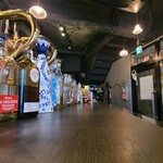 パブアンドバー ピック - 店内は黒塗り剥き出し天井、ガラス張り壁&灰色の壁、木板張り床、大人なBARらしい空間、BGMはスローなJAZZ
            お席はカウンター8席、テーブル2席×4卓の合計16席