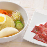 Pyompyon Sha - 焼肉と冷麺の組み合わせ