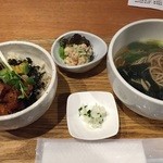 居酒屋　GODO - サーモンとアボカドのユッケ丼ランチ