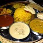 南國堂 - トリプルカレープレート（左からビーフペッパーフライ、白いチキンカレー、めかぶとせりのダルカレー）