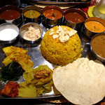 南國堂 - インド定食1,400円　まずはライスの上のパパドを砕いてご飯に乗せてからカレーを掛けます