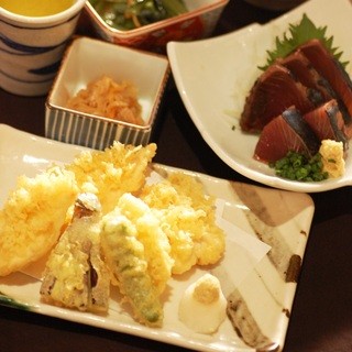 不動の人気！！鳥天と鰹タタキ定食