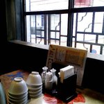 中華居酒屋 彩味園 - 座った二階の窓際。