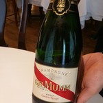 シェ・イノ - Ｆ１の表彰台で掛け合うシャンパン